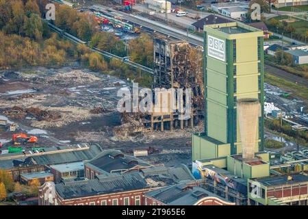 Luftbild, ehemaliges DSK Bergwerk Lippe Westerholt, Abrissarbeiten, Egonstraße, an der Stadtgrenze zu Gelsenkirchen, umgeben von herbstlichen Laubbäumen, Hassel, Gelsenkirchen, Ruhrgebiet, Nordrhein-Westfalen, Deutschland ACHTUNGxMINDESTHONORARx60xEURO *** Luftaufnahme, ehemaliges DSK-Bergwerk Lippe Westerholt, Abbrucharbeiten, Egonstraße, an der Stadtgrenze zu Gelsenkirchen, umgeben von herbstlichen Laubbäumen, Hassel, Gelsenkirchen, Ruhrgebiet, Nordrhein-Westfalen, Deutschland ATTENTIONxMINDESTHONORARx60xEURO Credit: Imago/Alamy Live News Stockfoto