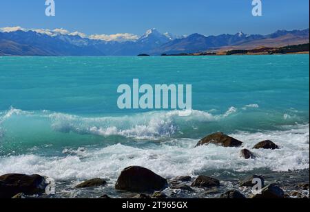 Mount Cook in den südlichen alpen am sonnigen Sommertag, von der felsigen Küste des türkisfarbenen Sees tekapo, nahe Twizel, auf der Südinsel neuseelands Stockfoto