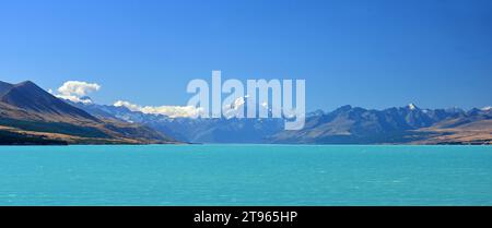 Mount Cook in den südlichen alpen am sonnigen Sommertag, über türkisfarbenes Wasser des Sees tekapo, nahe Twizel, auf der Südinsel neuseelands Stockfoto