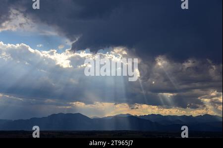 Beeindruckendes Panorama der vorderen Gebirgszüge der colorado Rocky Mountains in der Abenddämmerung aus broomfield, colorado Stockfoto