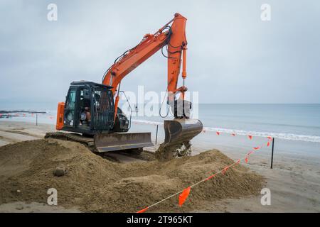 Bulldozer arbeitet am Sandstrand. Stockfoto