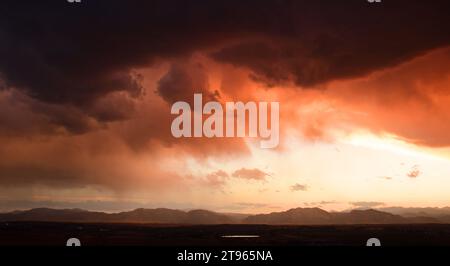 Beeindruckendes Panorama der vorderen Gebirgszüge der colorado Rocky Mountains in der Abenddämmerung aus broomfield, colorado Stockfoto