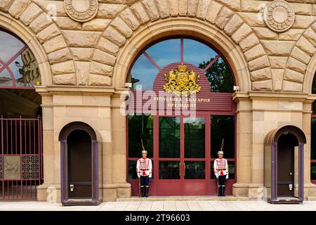 Sofia, Bulgarien - 14. September 2023: Blick auf den Präsidentenpalast und seine Wachen in Sofia, Bulgarien Stockfoto