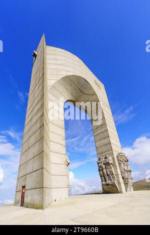 Beklemeto, Bulgarien - 16. September 2023: Blick auf das Denkmal des Arch of Freedom, auf dem Berg Goraltepe, Beklemeto-Pass (Trojanischer Pass), Bulgarien Stockfoto