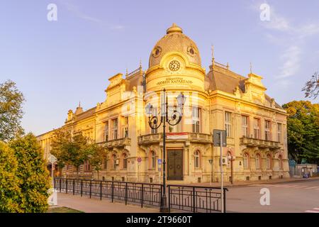 Ruse, Bulgarien - 17. September 2023: Blick auf den Sonnenuntergang der regionalen Bibliothek Lyuben Karavelow, in Russe, Nordosten Bulgariens Stockfoto