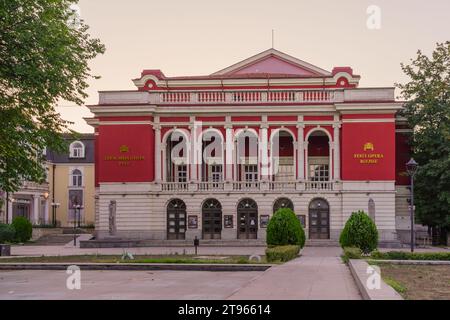 Ruse, Bulgarien - 18. September 2023: Blick auf das Gebäude der Staatsoper bei Sonnenaufgang in Russe, Nordosten Bulgariens Stockfoto