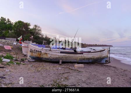 Krapets, Bulgarien - 19. September 2023: Blick auf den Sonnenuntergang von Booten am Schwarzen Meer, im Dorf Krapets, Bulgarien Stockfoto