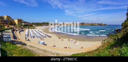 Sozopol, Bulgarien - 20. September 2023: Panorama des Sozopol Central Beach mit Besuchern. Schwarzmeerküste, Bulgarien Stockfoto