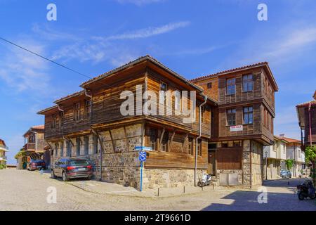 Sozopol, Bulgarien - 20. September 2023: Straßenblick mit den typischen Holzbauten in der Altstadt von Sozopol, Bulgarien Stockfoto