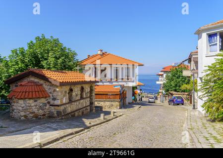 Sozopol, Bulgarien - 20. September 2023: Blick auf die Straße mit der St. Konstantin- und Elena-Kapelle in der Altstadt von Sozopol, Bulgarien Stockfoto