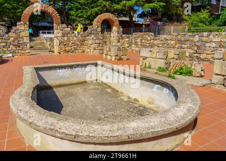 Sozopol, Bulgarien - 20. September 2023: Blick auf eine alte Kirchenruine in der Altstadt von Sozopol, Bulgarien Stockfoto