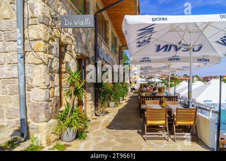 Sozopol, Bulgarien - 20. September 2023: Straßenszene mit Strandrestaurants, Einheimischen und Besuchern, in der Altstadt von Sozopol, Bulgarien Stockfoto