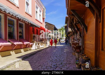 Sozopol, Bulgarien - 20. September 2023: Straßenszene mit Geschäften, Einheimischen und Besuchern in der Altstadt von Sozopol, Bulgarien Stockfoto