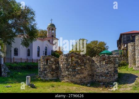 Sozopol, Bulgarien - 20. September 2023: Blick auf die Ruinen einer mittelalterlichen Kirche und die St. Cyril und Methodius Church, in der Altstadt von Sozopol, Bulgar Stockfoto