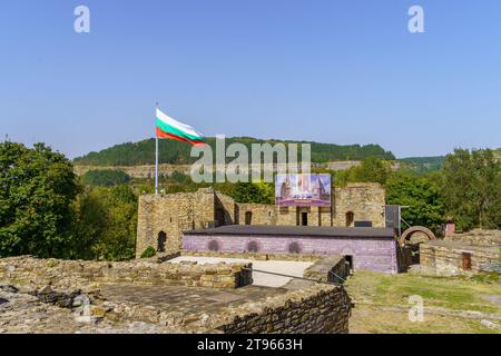 Veliko Tarnovo, Bulgarien - 23. September 2023: Blick auf den Palast der Festung Zarevets in Veliko Tarnovo, Bulgarien Stockfoto
