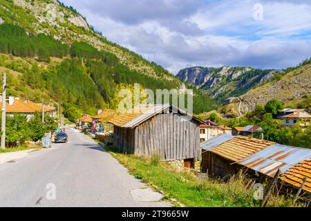 Trigrad, Bulgarien - 27. September 2023: Blick auf das Dorf Trigrad in der Trigrader Schlucht im Rhodopen-Gebirge, Südbulgarien Stockfoto