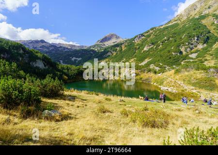 Bansko, Bulgarien - 30. September 2023: Blick auf die Berglandschaft und den Okoto-See mit Besuchern im Nationalpark Pirin im Südwesten Bulgariens Stockfoto