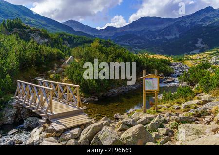 Bansko, Bulgarien - 30. September 2023: Blick auf die Berglandschaft, eine Fußgängerbrücke und Infoschild, im Nationalpark Pirin im Südwesten Bulgariens Stockfoto