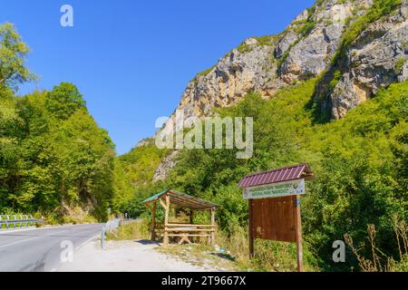 Mavrovo, Nordmakedonien - 4. Oktober 2023: Blick auf Straße und Landschaft im Mavrovo Nationalpark, Nordmakedonien Stockfoto