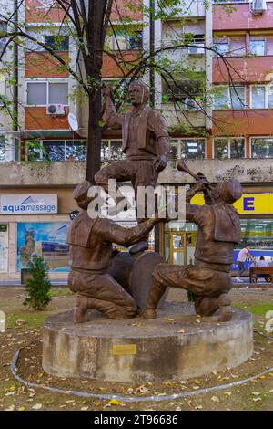 Skopje, Nordmakedonien - 5. Oktober 2023: Blick auf das Denkmal der tanzenden Dorfbewohner in Skopje, Nordmakedonien Stockfoto