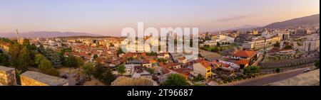 Skopje, Nordmakedonien - 05. Oktober 2023: Panoramablick auf das Stadtzentrum bei Sonnenuntergang in Skopje, Nordmakedonien Stockfoto