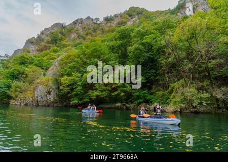 Matka, Nordmakedonien - 06. Oktober 2023: Blick auf den Matka-See, künstlicher See im Matka-Canyon, mit Besuchern, Nordmakedonien Stockfoto