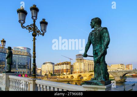 Skopje, Nordmazedonien - 5. Oktober 2023: Blick auf die Brücke der Kulturen in Skopje, Nordmazedonien Stockfoto