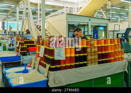 Skopje, Nordmakedonien - 05. Oktober 2023: Schauplatz der Bauernmärkte im Alten Basar-Viertel mit verschiedenen Produkten, Verkäufern und Käufern. Skopje, N Stockfoto