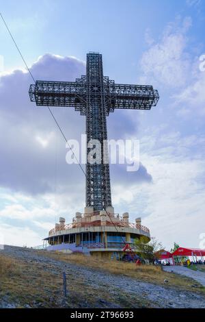 Skopje, Nordmakedonien - 6. Oktober 2023: Blick auf das Millenniums-Kreuz, auf dem Berg Vodno, in der Nähe von Skopje, Nordmakedonien Stockfoto