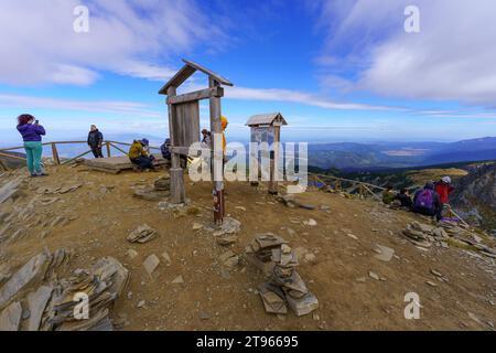 Rila, Bulgarien - 08. Oktober 2023: Besucheransicht und Informationsschilder auf dem Weg der sieben Seen im Nationalpark Rila im Südwesten Bulgariens Stockfoto