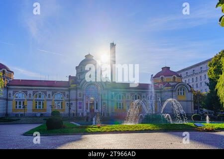 Sofia, Bulgarien - 09. Oktober 2023: Blick auf den Brunnen der zentralen Thermen und das Gebäude des Regionalhistorischen Museums in Sofia, Bulgarien Stockfoto