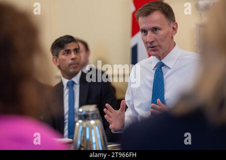 (231123) -- LONDON, 23. November 2023 (Xinhua) -- der britische Finanzminister Jeremy Hunt spricht auf der Kabinettssitzung, bevor er am 22. November 2023 die Herbsterklärung vor dem parlament in London übergibt. Jeremy Hunt kündigte am Mittwoch ein Paket von Steuersenkungen für Unternehmen und Arbeitnehmer an, um das Wirtschaftswachstum des Landes anzukurbeln. (Simon Walker/Nr. 10 Downing Street/Handout Via Xinhua) Stockfoto