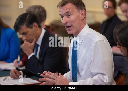 (231123) -- LONDON, 23. November 2023 (Xinhua) -- der britische Finanzminister Jeremy Hunt (R) spricht auf der Kabinettssitzung, bevor er am 22. November 2023 die Herbsterklärung vor dem parlament in London übergibt. Jeremy Hunt kündigte am Mittwoch ein Paket von Steuersenkungen für Unternehmen und Arbeitnehmer an, um das Wirtschaftswachstum des Landes anzukurbeln. (Simon Walker/Nr. 10 Downing Street/Handout Via Xinhua) Stockfoto