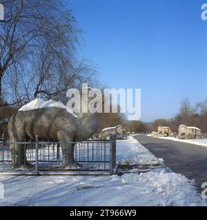 China, Peking: Umgebung: Ming-Gräber (Ming Shisan Ling), Allee der Steinstatuen (Sui Xiang Sheng Dao), im Schnee Stockfoto