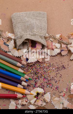 Bunten Bleistift Späne aus sack Stockfoto