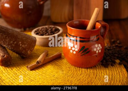 Cafe de Olla, mexikanischer Kaffee mit gerösteten und gemahlenen Kaffeebohnen, Zimt und Piloncillo. Traditionelles Rezept, zubereitet in einem Tontopf A Stockfoto