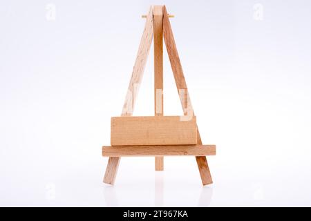 Bausteine setzen auf Stativ für die Malerei auf weißem Hintergrund Stockfoto