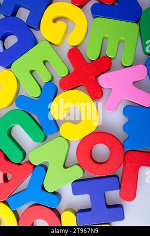 Bunte Buchstaben Bausteine zufällig verstreut auf weißem Hintergrund Stockfoto