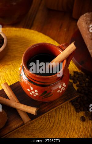 Cafe de Olla, mexikanischer Kaffee mit gerösteten und gemahlenen Kaffeebohnen, Zimt und Piloncillo. Traditionelles Rezept, zubereitet in einem Tontopf A Stockfoto