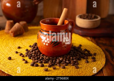 Cafe de Olla, mexikanischer Kaffee mit gerösteten und gemahlenen Kaffeebohnen, Zimt und Piloncillo. Traditionelles Rezept, zubereitet in einem Tontopf A Stockfoto