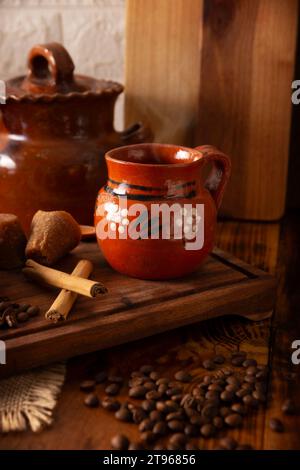 Cafe de Olla, mexikanischer Kaffee mit gerösteten und gemahlenen Kaffeebohnen, Zimt und Piloncillo. Traditionelles Rezept, zubereitet in einem Tontopf A Stockfoto