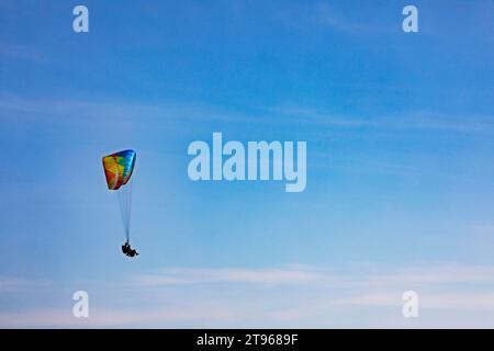 Tandem-Gleitschirmfliegen hoch am Himmel, Gerlitzen, Gerlitzen Alpe, Nockberge, Gurktaler Alpen, Kärnten, Österreich Stockfoto