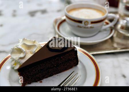 Traditionelle Sachertorte, Wiener Kaffeehaus, Gastronomie, Kaffeehauskultur Wien, Österreich Stockfoto