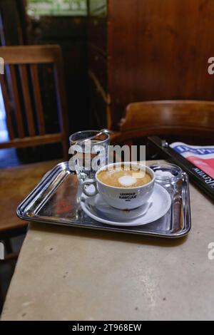 Traditionelles Wiener Kaffeehaus, Gastronomie, Tageszeitung zum Lesen, Kaffeehauskultur Wien, Österreich Stockfoto