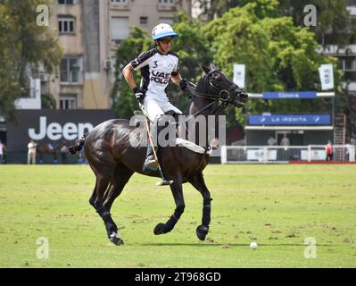 Cruz Heguy vom Team El Overo Z7 spielte gegen La Irenita Clinova bei der 130. Argentine Open Polo Championship (Campeonato Argentino Abierto de) Stockfoto