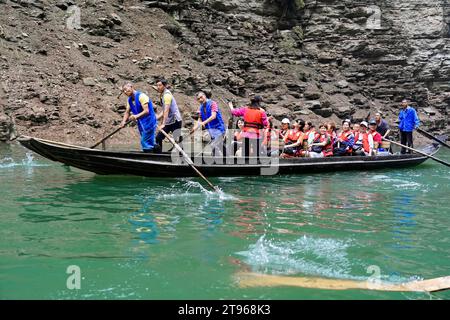 Spezialboote für die Seitenarme des Yangtse, für Flussschifftouristen, Yichang, China Stockfoto