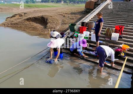 Frauen waschen Kleidung im Yangtse-Fluss, Yichang, Provinz Hubel, China Stockfoto