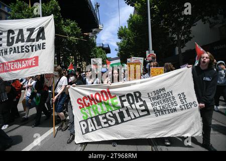 23. November 2023, Melbourne, Australien. Die Schüler aus Melbourne veranstalten einen Schulbesuch aus Protest gegen den anhaltenden Krieg gegen Gaza, schaffen ein Bewusstsein und rufen zu einem Waffenstillstand auf. Quelle: Jay Kogler/Alamy Live News Stockfoto