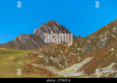 Almhütte Tuxer-Joch-Haus (2131m), oberhalb der Zwischenstation Sommerbergalm (2) (100m) der Hintertuxer Gletscherbahn, Bergwelt der Alpen Stockfoto