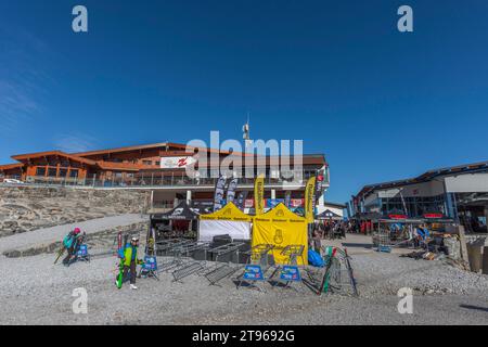 Zwischenstation Tuxer-Ferner-Haus (2) (2660m), Hintertuxer Gletscherbahn, Hintertux, Tuxertal, Bergwelt, Restaurant, Stände, blau Stockfoto